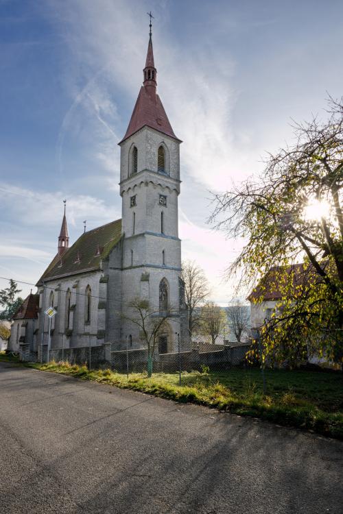 Kostel od hřiště